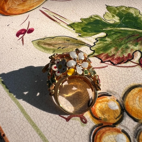 Gorgeous Enameled goldtone flowers n bee butterfly cocktail statement ring - Picture 10 of 12